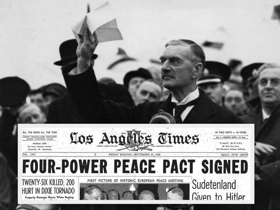 Neville Chamberlain s Mnichovskou dohodou v ruce po návratu do Londýna.