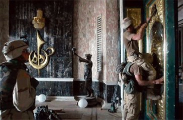 Američtí vojáci rabují v muzeu (Bagdad)
