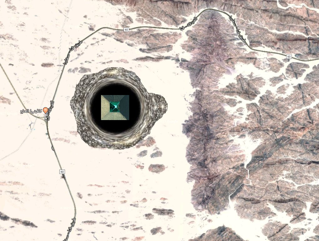 Letecký snímek pyramidy kombinovaný s mapou