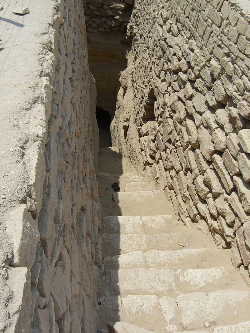 Vchod do pyramidy začínal strmými schody vedoucími pod zem