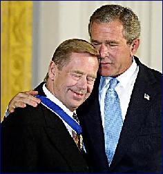 Havel lísající se k Bushovi